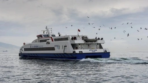 İzmir'de vapur seferlerine 'fırtına' engeli!