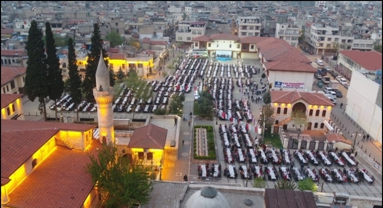 Şıh Meydanı’nda dev iftar sofrası...