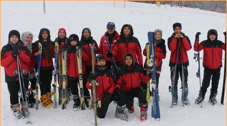 Slovenya'lı gen&ccedil;ler Gaziantep'te kayak &ouml;ğrendi