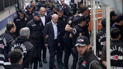 Özgür Çelik'ten sevk görüntülerine çok sert tepki: Nazi toplama kampı gibi...