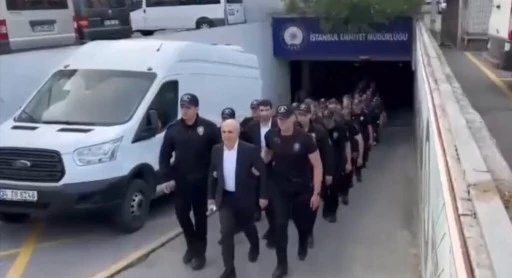 Özgür Çelik'ten sevk görüntülerine çok sert tepki: Nazi toplama kampı gibi...