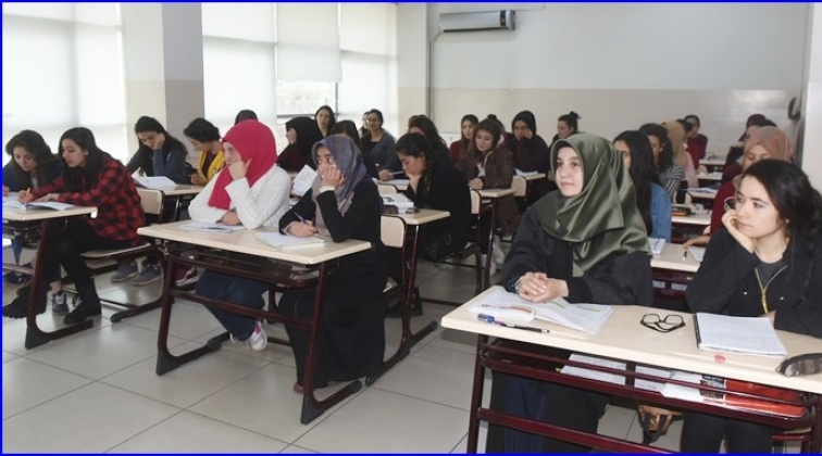 Sosyal tesiste YKS sınavına hazırlanıyorlar