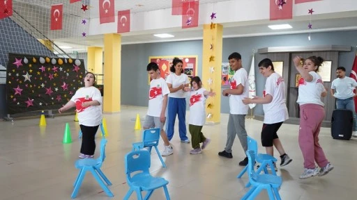 Spor Festivali &ouml;zel gereksinimli &ouml;ğrencilerin y&uuml;z&uuml;n&uuml; g&uuml;ld&uuml;rd&uuml;
