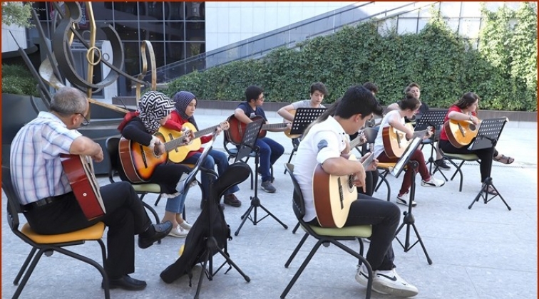 ŞSM &ouml;n&uuml;nde mini konser