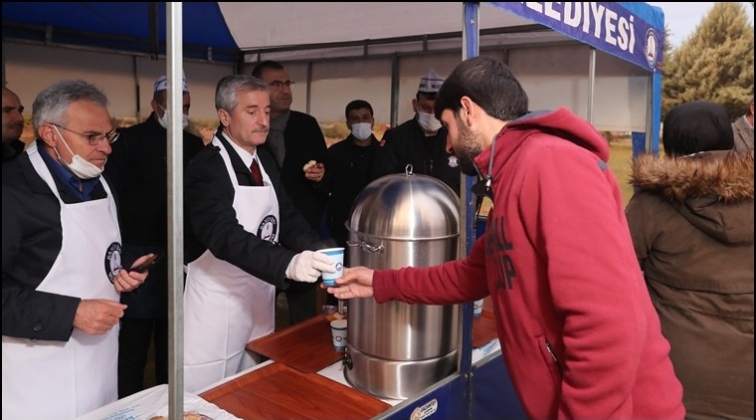 Tahmazoğlu &ccedil;orba dağıttı...