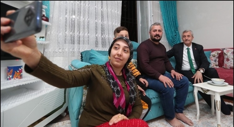 Tahmazoğlu, evlere konuk oluyor...