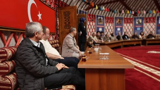 Tahmazoğlu, Gaziantep&rsquo;i ziyarete gelen &ouml;ğrencilerle bir araya geldi
