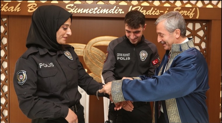 Tahmazoğlu, kelepçeyle polis çiftin nikâhını kıydı!