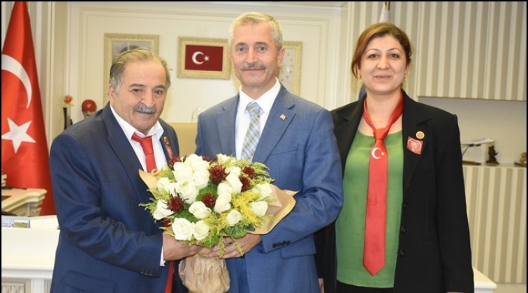 Tahmazoğlu muhtarların g&uuml;n&uuml;n&uuml; kutladı