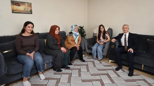 Tahmazoğlu'ndan, &ccedil;at kapı ev ziyaretleri