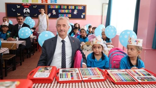 Tahmazoğlu, öğrencilere boyama seti hediye etti