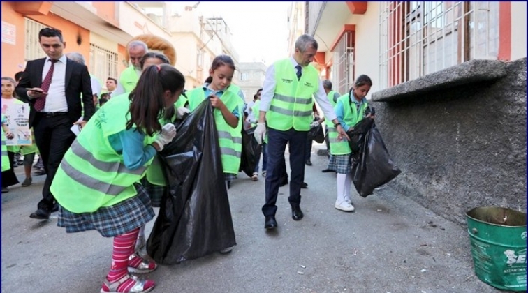 Tahmazoğlu &ouml;ğrencilerle &ccedil;&ouml;p topladı