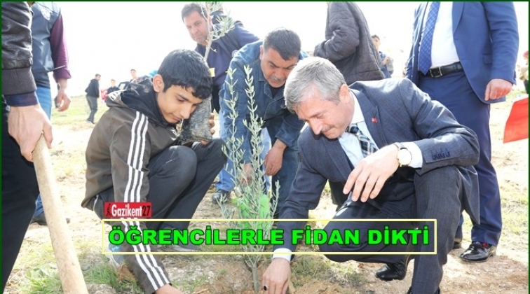 Tahmazoğlu &ouml;ğrencilerle fidan dikti