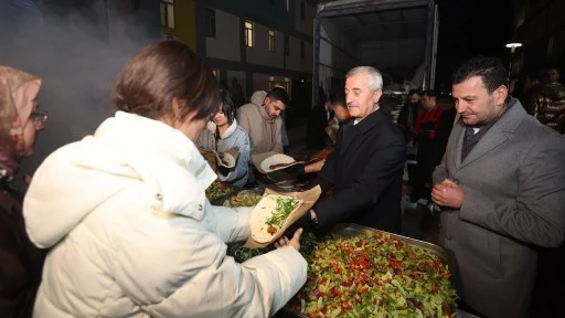 Tahmazoğlu, &ouml;ğrencilerle sahurda buluştu