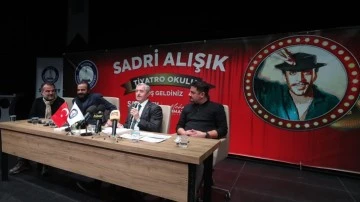 Tahmazoğlu, Sadri Alışık Tiyatro Okulu’nu tanıttı