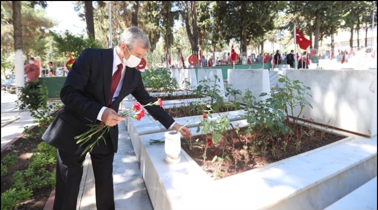 Tahmazoğlu, şehitliği ziyaret etti...