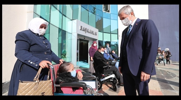 Tahmazoğlu, tekerlekli sandalye hediye etti