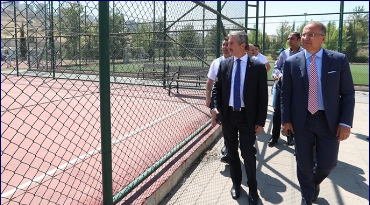 Tahmazoğlu, tenis sahalarını gezdirdi