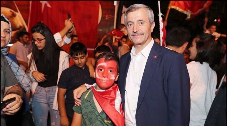 Tahmazoğlu, vatandaşlarla birlikte n&ouml;bet tuttu