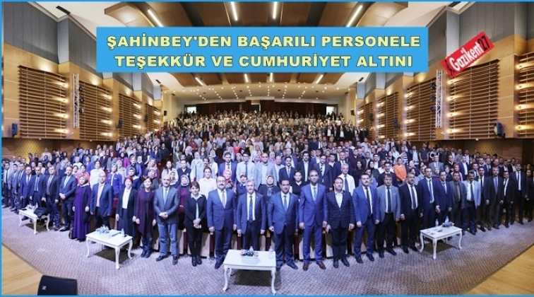 Tahmazoğlu'ndan başarılı personele Cumhuriyet altını