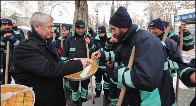 Tahmazoğlu'ndan işçilere baklavalı teşekkür