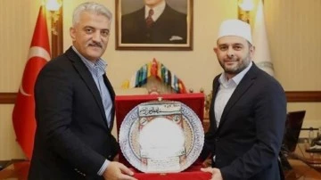 Takkeyle valiyi ziyaret eden Halil Konakcı i&ccedil;in takipsizlik