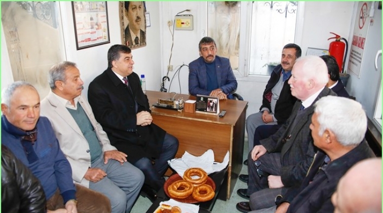 Taksi durağında esnafla kahvaltı yaptı