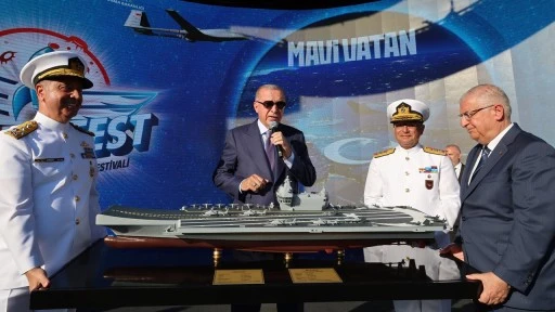 Tartışma yaratan görüntüler: Bir ucundan Bakan Güler bir ucundan amiral tuttu!