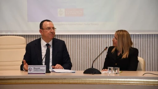 Top&ccedil;uoğlu, Kilis&rsquo;te &uuml;niversitelilerle buluştu: Asla vazge&ccedil;meyin