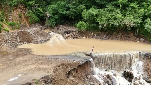 Trabzon'u sağanak vurdu: 5 mahalle yolu ulaşıma kapandı