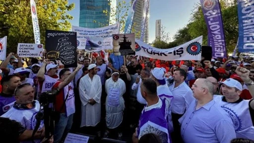TÜRK-İŞ’ten AKP önünde tabutlu imamlı eylem