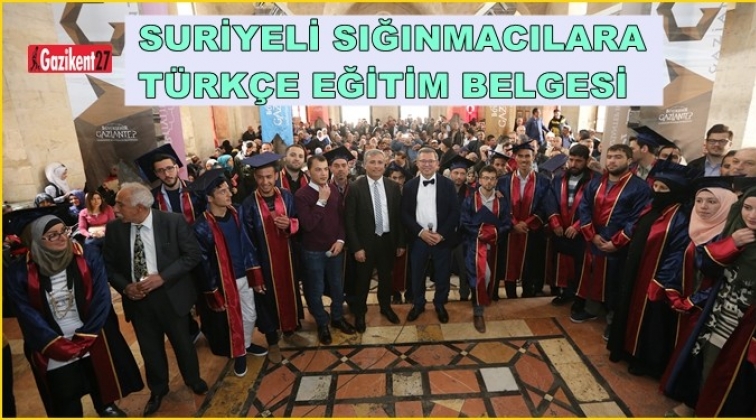 T&uuml;rk&ccedil;e eğitimi alan Suriyeli sığınmacılara katılım belgesi