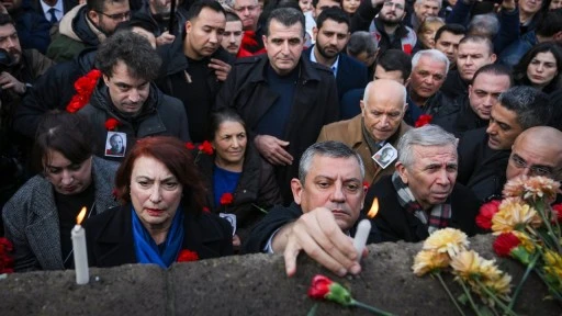 Uğur Mumcu, Ankara Karlı Sokak'taki evinin &ouml;n&uuml;nde 't&uuml;rk&uuml;lerle' anıldı