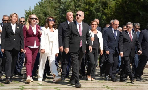 &Uuml;mit &Ouml;zdağ, partisinin kuruluş yıld&ouml;n&uuml;m&uuml;nde Anıtkabir'i ziyaret etti