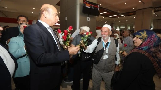 UMRE'ye giden ilk kafile yurda döndü