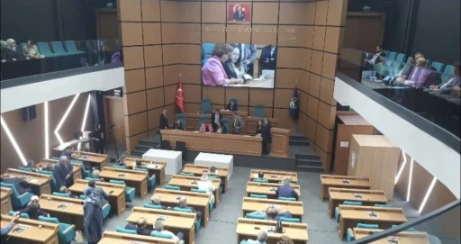 &Uuml;sk&uuml;dar'da tutuklama ve istifalar g&ouml;lgesinde başkanvekili se&ccedil;imi 