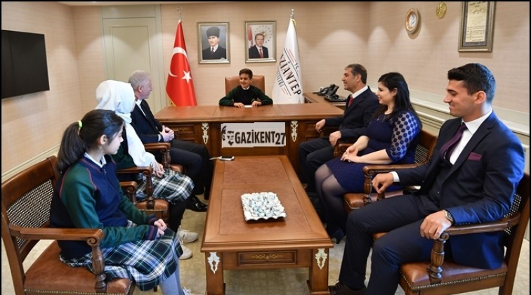 Vali G&uuml;l, koltuğunu &ouml;ğrencilere bıraktı