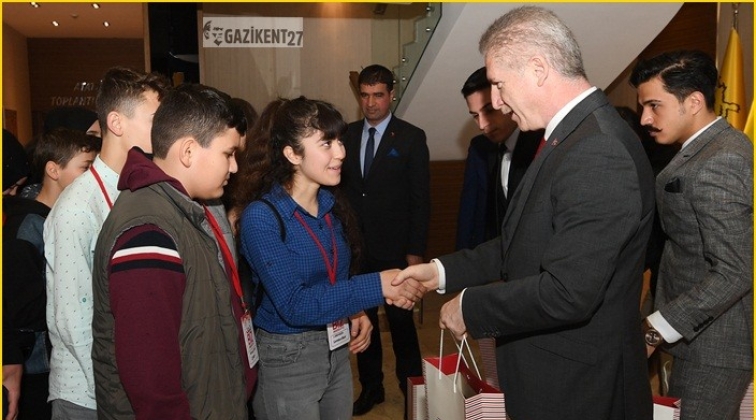 Vali G&uuml;l, &ouml;ğrencilerle buluştu