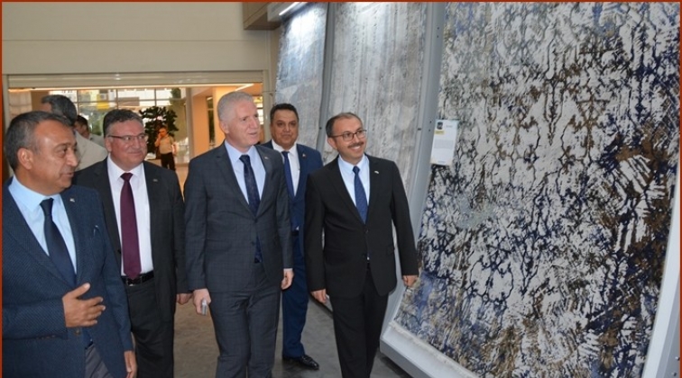 Vali G&uuml;l yeni tasarım halıları inceledi