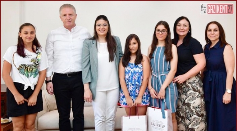 Vali G&uuml;l&rsquo;den LGS birincilerine s&uuml;rpriz ziyaret