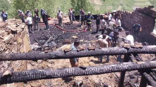 Van'da ev yangını: Dumandan zehirlenen 14 yaşındaki çocuk öldü