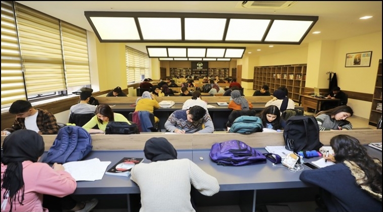 Yarıyıl tatilini k&uuml;t&uuml;phanelerinde ge&ccedil;iriyorlar