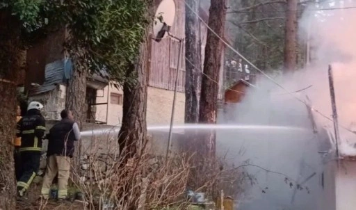 Yaylada elektrik kıvılcımı facia getirdi: 3 ev kül oldu