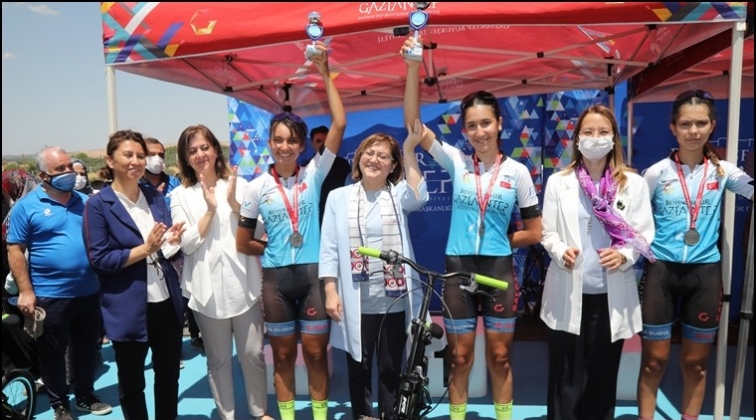 Yenilenen yolda bisiklet yol yarışı...