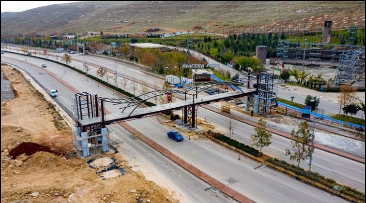 Yeşilvadi'ye yürüyen merdivenli üst geçit