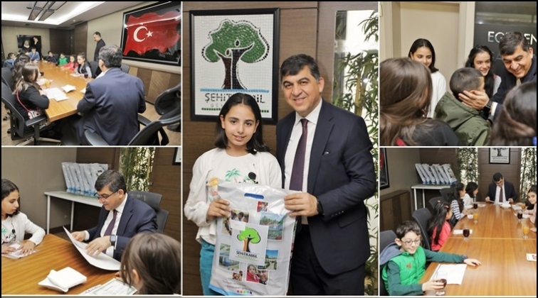 Yetim &ouml;ğrencilerin  karne sevinci