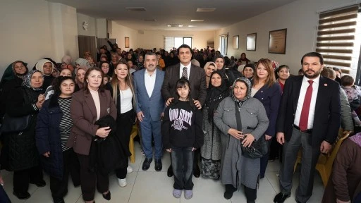 Yılmaz, Karşıyaka'da kadınlarla buluştu