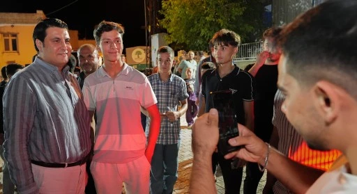 Yılmaz, Kızıkkarasakal'da gen&ccedil;lerle bir araya geldi