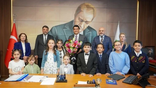 Yılmaz, koltuğunu &ccedil;ocuklara bıraktı...