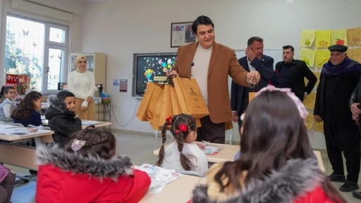 Yılmaz, &ouml;ğrencilerin karne heyecanına ortak oldu